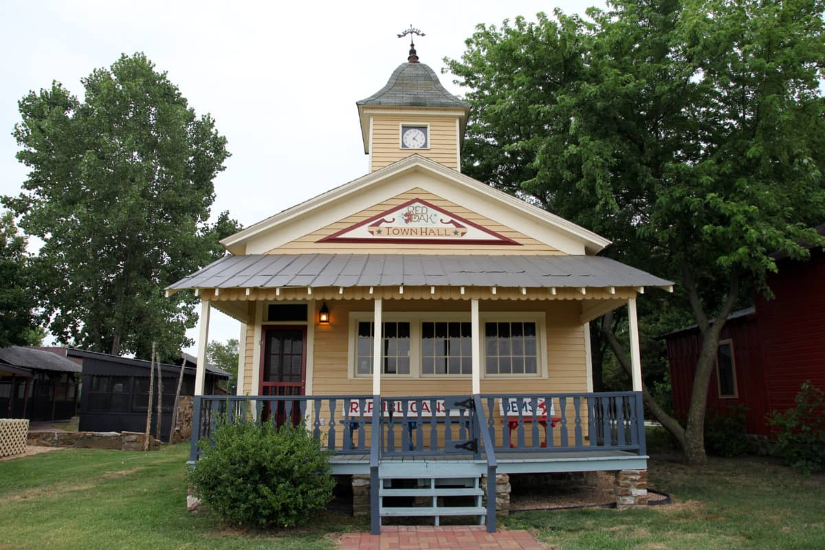 Red Oak 2, Town Hall