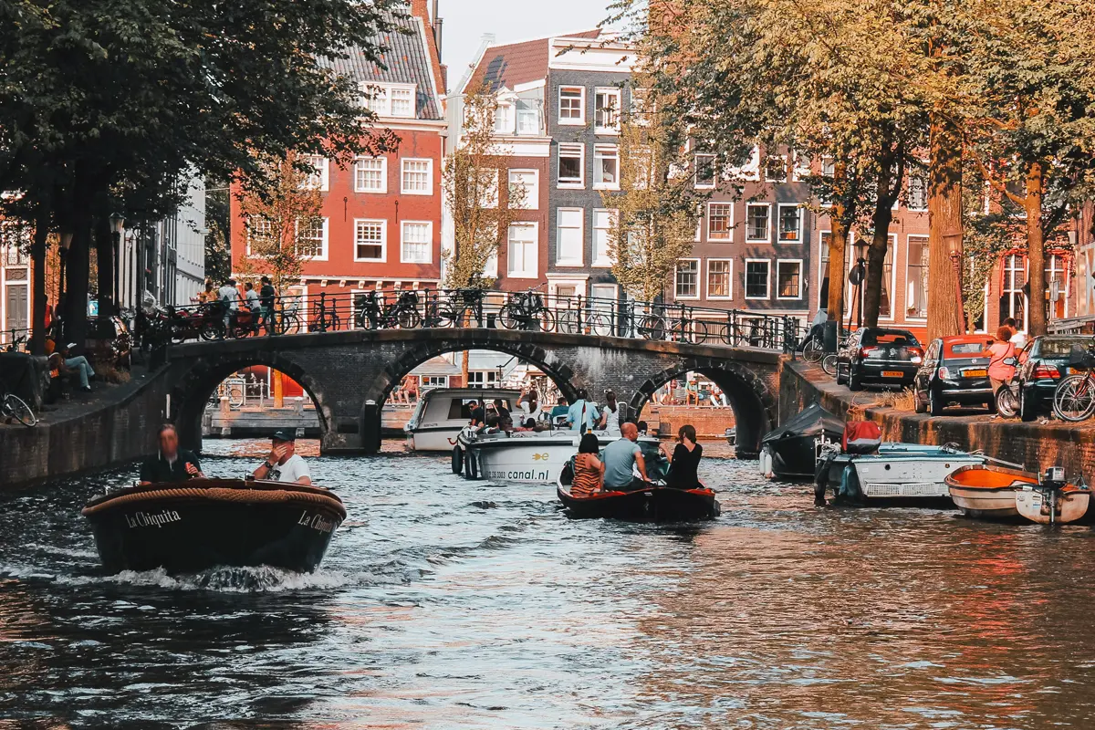Navigation sur les canaux d'Amsterdam