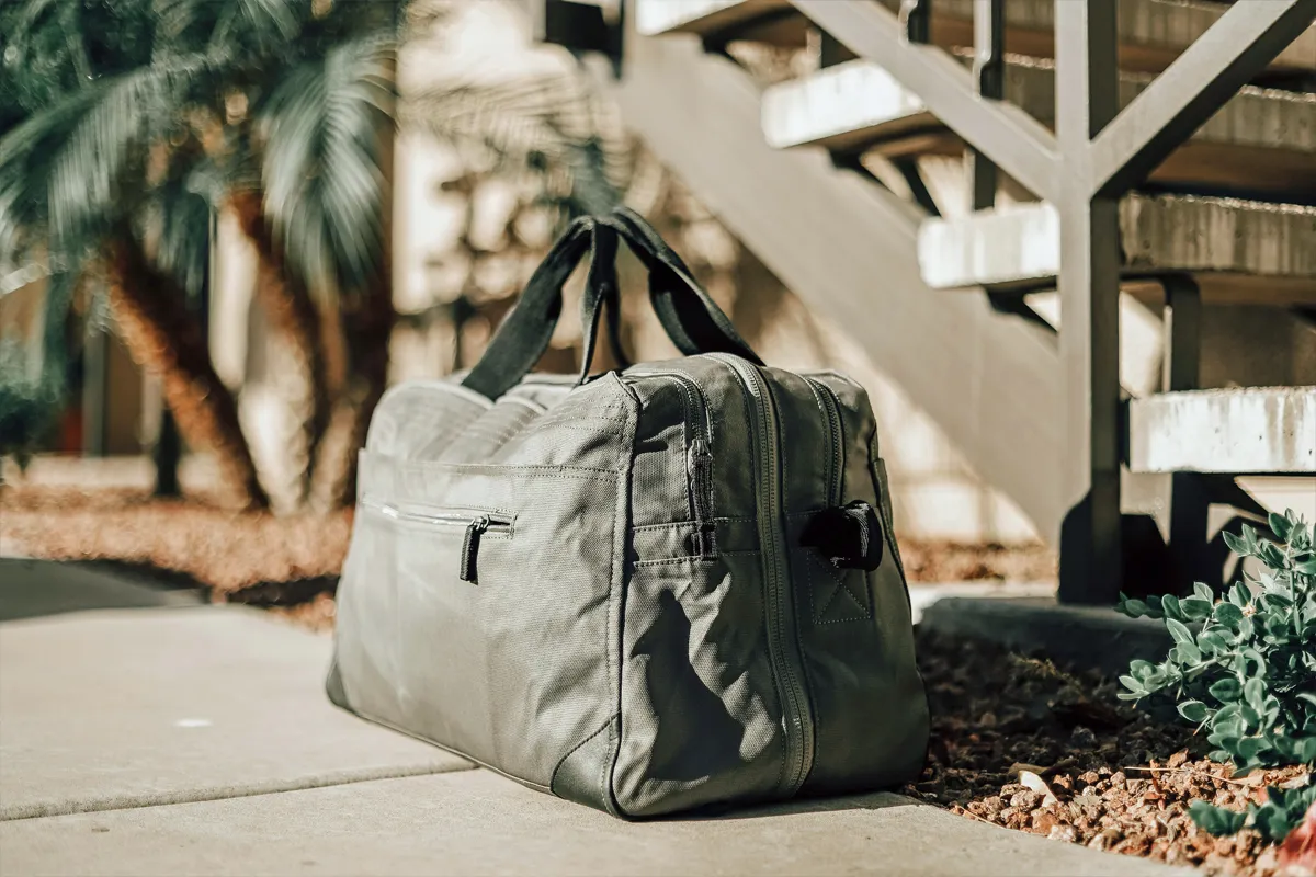 Sac souple kaki posé à l’extérieur